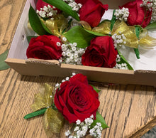 Load image into Gallery viewer, Boutonnières 001
