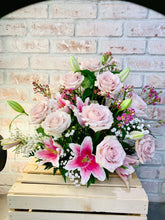 Load image into Gallery viewer, Floral Table arrangement
