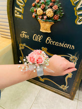 Load image into Gallery viewer, Wristlet Corsage
